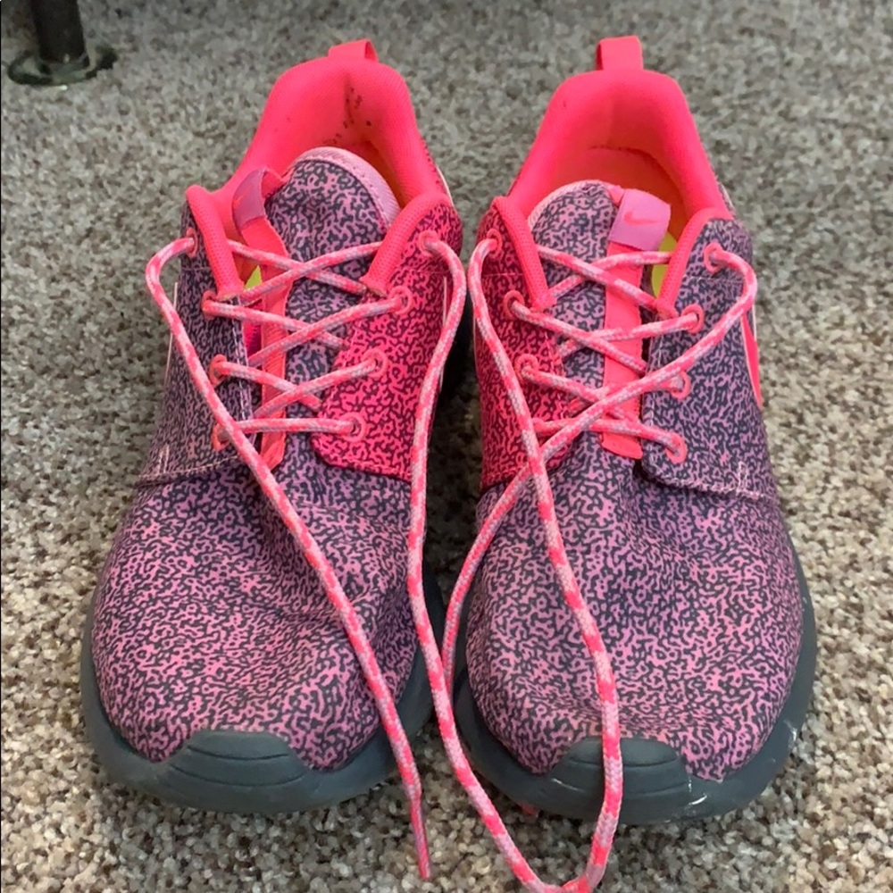 Nike roshe tennis shoes